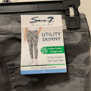 NWT, size 10, gray utility skinny pants